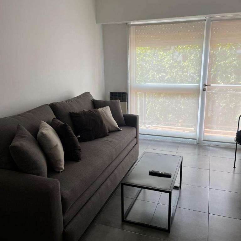 Zona Guemes 1 ambiente a la calle - One-Bedroom Apartment - 1