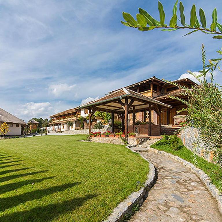 Woodland Resort - Apartment with Pool View - 1