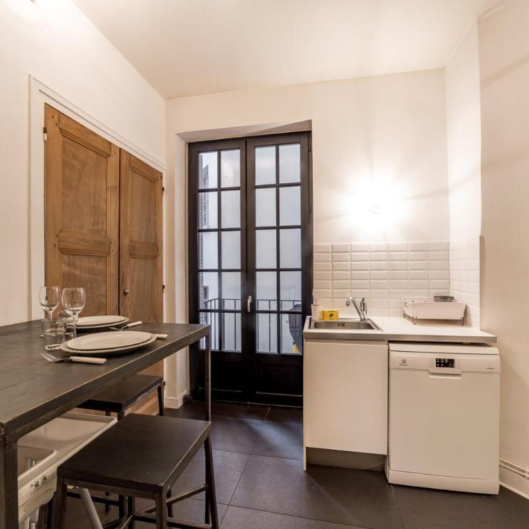 HYPER CENTRE 4 RUE EMILE ZOLA BELLECOUR JACOBINS CELESTINS Wifi ASCENSEUR - Apartment - 14