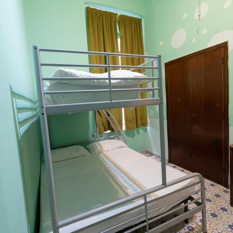Naples Pizza Hostel - Camera Tripla con Bagno - 3