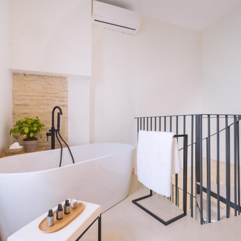 Luxurious Duplex - bathtub - 2Bd 2Bth Casa Pilatos - Apartamento - 19