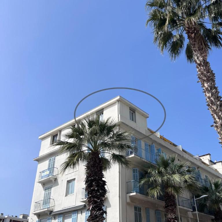 Juan Les Pins 2BR Sunny Top Floor 50m Beach Central - Two-Bedroom Apartment - 10