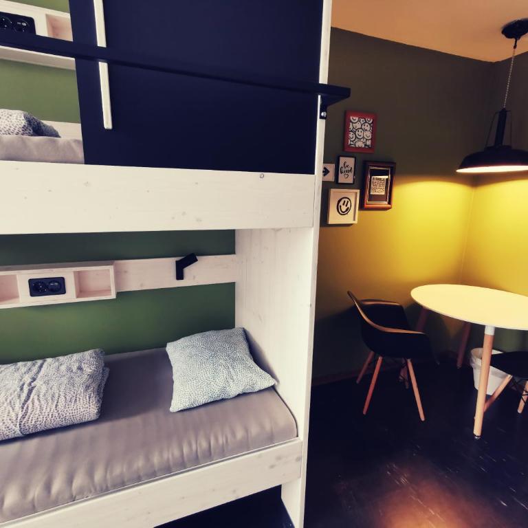 Backpackers Luzern - Einzelbett im Herrenschlafsaal mit 2 Betten und Gemeinschaftsbad - 1