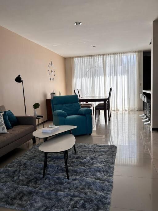 Nueva Galicia residencial, es una propiedad completa al sur de la ciudad que te ofrece modernidad, espacio, tranquilidad, cuenta con 4 recamaras 3 baños completos y 2 cajones de estacionamiento privados - Five-Bedroom House - 6