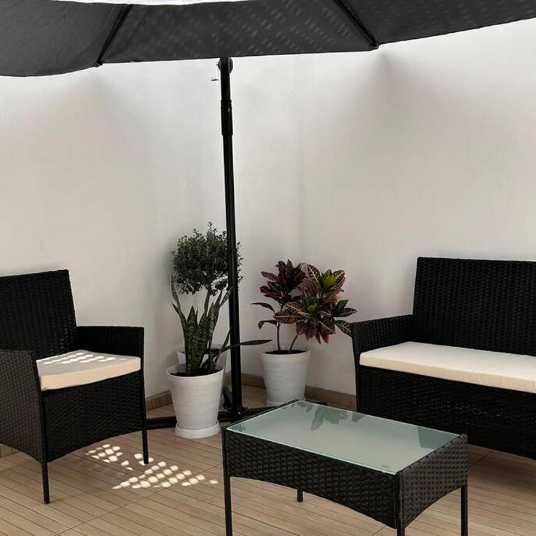 Nueva Galicia residencial, es una propiedad completa al sur de la ciudad que te ofrece modernidad, espacio, tranquilidad, cuenta con 4 recamaras 3 baños completos y 2 cajones de estacionamiento privados - Five-Bedroom House - 12