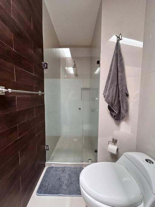 Nueva Galicia residencial, es una propiedad completa al sur de la ciudad que te ofrece modernidad, espacio, tranquilidad, cuenta con 4 recamaras 3 baños completos y 2 cajones de estacionamiento privados - Five-Bedroom House - 21