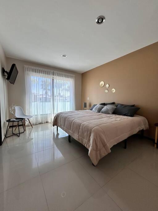 Nueva Galicia residencial, es una propiedad completa al sur de la ciudad que te ofrece modernidad, espacio, tranquilidad, cuenta con 4 recamaras 3 baños completos y 2 cajones de estacionamiento privados - Five-Bedroom House - 23