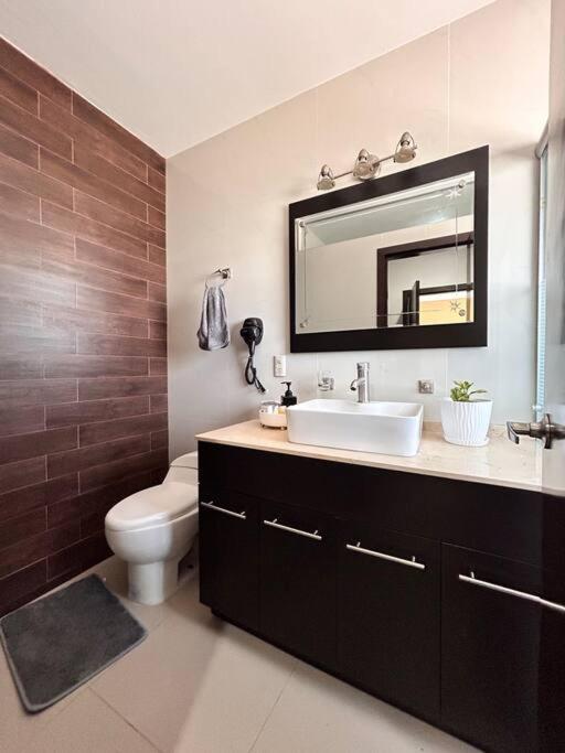 Nueva Galicia residencial, es una propiedad completa al sur de la ciudad que te ofrece modernidad, espacio, tranquilidad, cuenta con 4 recamaras 3 baños completos y 2 cajones de estacionamiento privados - Five-Bedroom House - 30