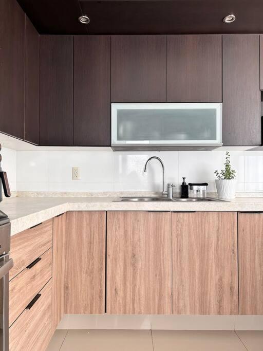 Nueva Galicia residencial, es una propiedad completa al sur de la ciudad que te ofrece modernidad, espacio, tranquilidad, cuenta con 4 recamaras 3 baños completos y 2 cajones de estacionamiento privados - Five-Bedroom House - 33