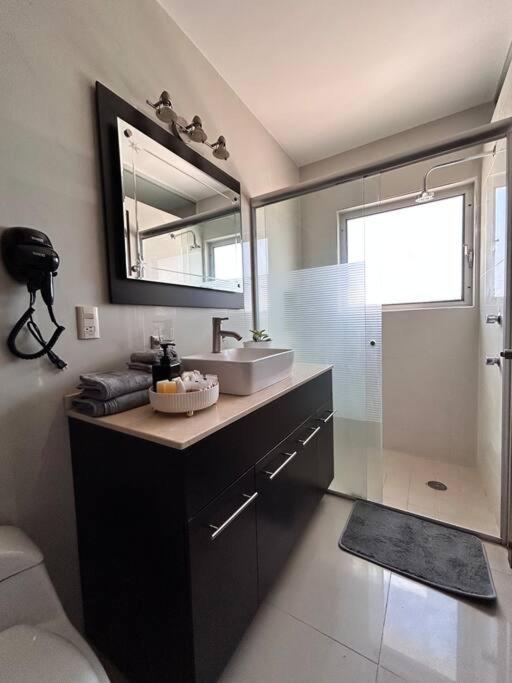 Nueva Galicia residencial, es una propiedad completa al sur de la ciudad que te ofrece modernidad, espacio, tranquilidad, cuenta con 4 recamaras 3 baños completos y 2 cajones de estacionamiento privados - Five-Bedroom House - 37