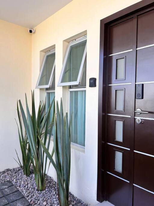 Nueva Galicia residencial, es una propiedad completa al sur de la ciudad que te ofrece modernidad, espacio, tranquilidad, cuenta con 4 recamaras 3 baños completos y 2 cajones de estacionamiento privados - Five-Bedroom House - 40