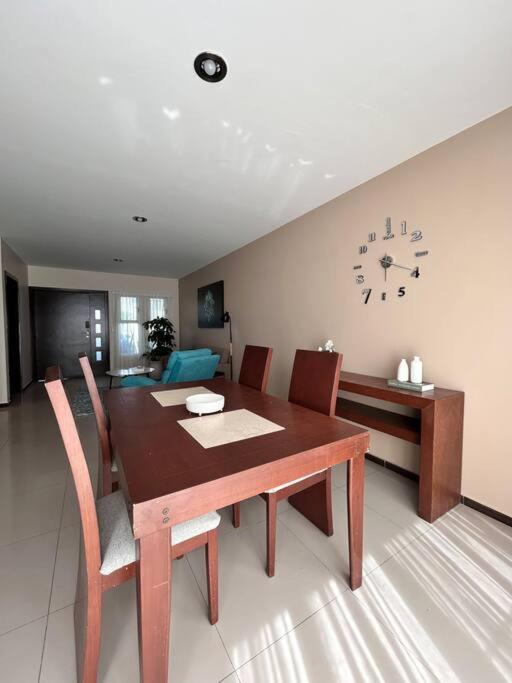 Nueva Galicia residencial, es una propiedad completa al sur de la ciudad que te ofrece modernidad, espacio, tranquilidad, cuenta con 4 recamaras 3 baños completos y 2 cajones de estacionamiento privados - Five-Bedroom House - 41