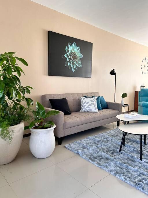 Nueva Galicia residencial, es una propiedad completa al sur de la ciudad que te ofrece modernidad, espacio, tranquilidad, cuenta con 4 recamaras 3 baños completos y 2 cajones de estacionamiento privados - Five-Bedroom House - 4