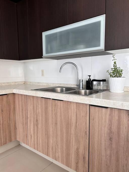 Nueva Galicia residencial, es una propiedad completa al sur de la ciudad que te ofrece modernidad, espacio, tranquilidad, cuenta con 4 recamaras 3 baños completos y 2 cajones de estacionamiento privados - Five-Bedroom House - 49