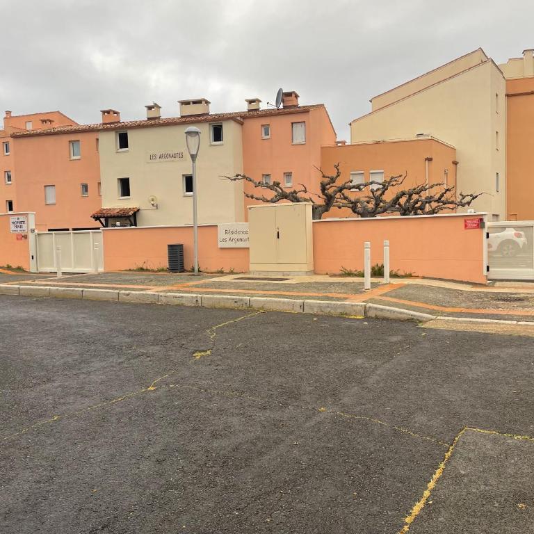 Studio - Les pieds dans l'eau agréable en toutes saisons 4 couchages - climatisation - parking privé - piscine sur mer - vue magnifique et rare - situation optimum - Les argonautes - Ile des pêcheurs - Cap d'Agde - One-Bedroom Apartment - 41