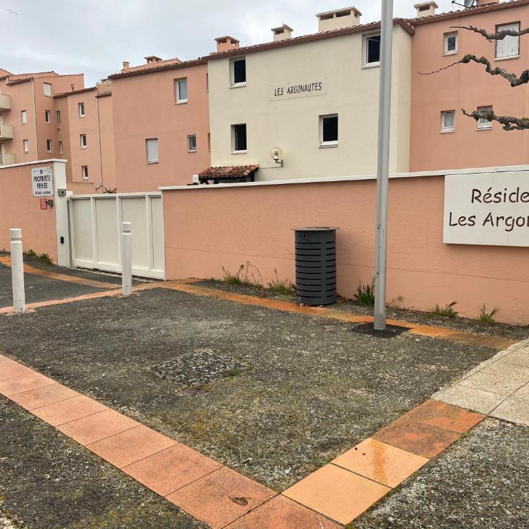 Studio - Les pieds dans l'eau agréable en toutes saisons 4 couchages - climatisation - parking privé - piscine sur mer - vue magnifique et rare - situation optimum - Les argonautes - Ile des pêcheurs - Cap d'Agde - One-Bedroom Apartment - 42