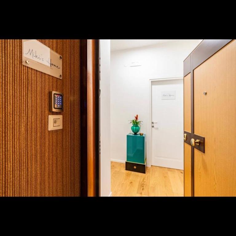 Miki's Home - Central rooms - Economy Triple Room with Shared Bathroom - 9