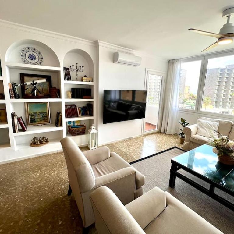 Playamar Deluxe pool & Beach Torremolinos Sinese design homes - Three-Bedroom Apartment - 10