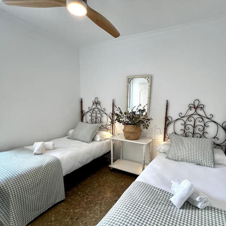 Playamar Deluxe pool & Beach Torremolinos Sinese design homes - Three-Bedroom Apartment - 19