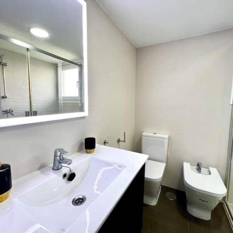 Playamar Deluxe pool & Beach Torremolinos Sinese design homes - Three-Bedroom Apartment - 18