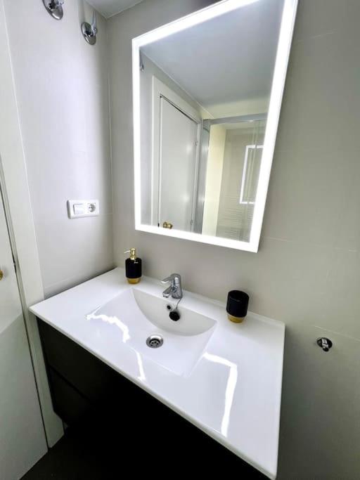Playamar Deluxe pool & Beach Torremolinos Sinese design homes - Three-Bedroom Apartment - 31