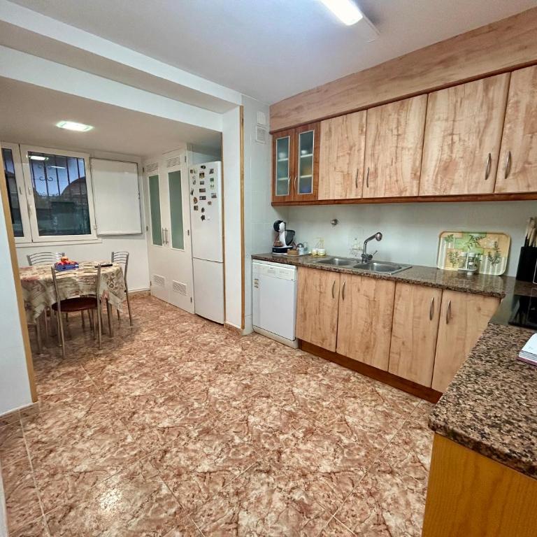 Gran casa per a families a 5 minuts de la platja - Casa de 5 dormitorios - 6