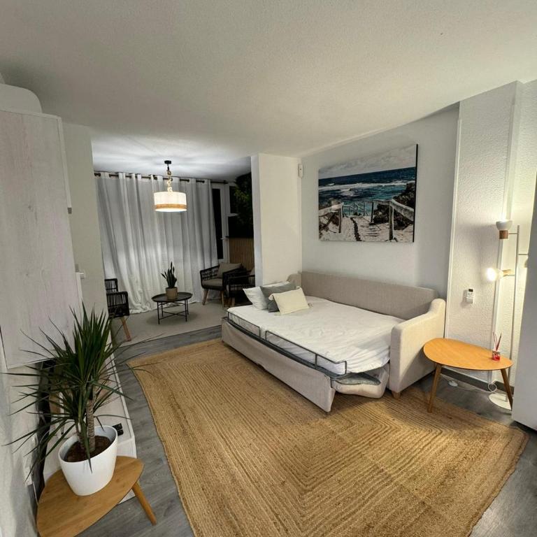 Stylish Seaview Apartment - Apartment - 14