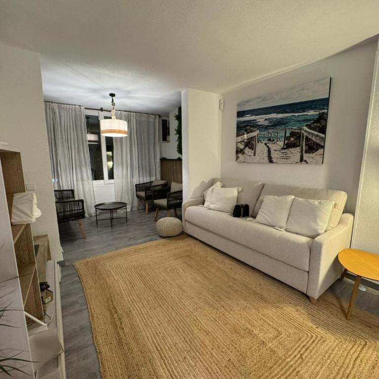 Stylish Seaview Apartment - Apartment - 2