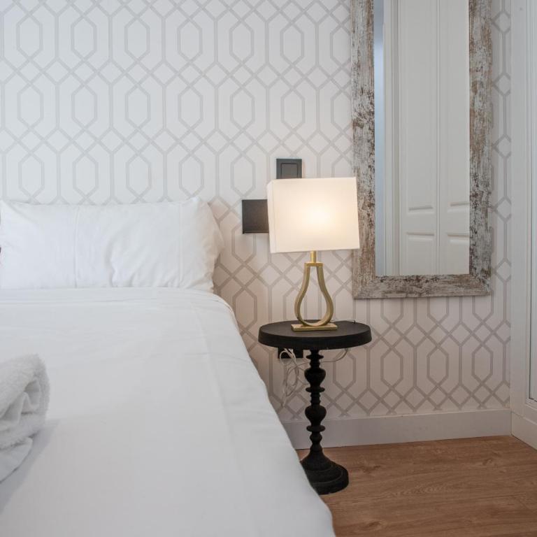 Madrid Río Suites - Apartment with Balcony - 5