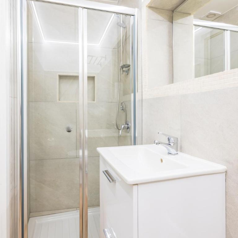 Lioy 25 by Napoliapartments - Camera Matrimoniale con Bagno Privato - 7