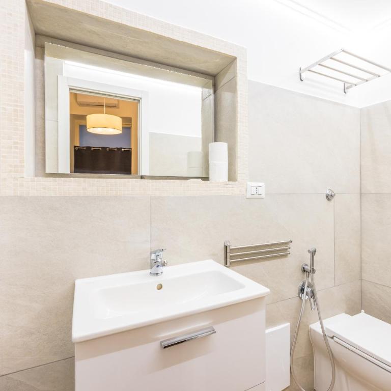Lioy 25 by Napoliapartments - Camera Matrimoniale con Bagno Privato - 20