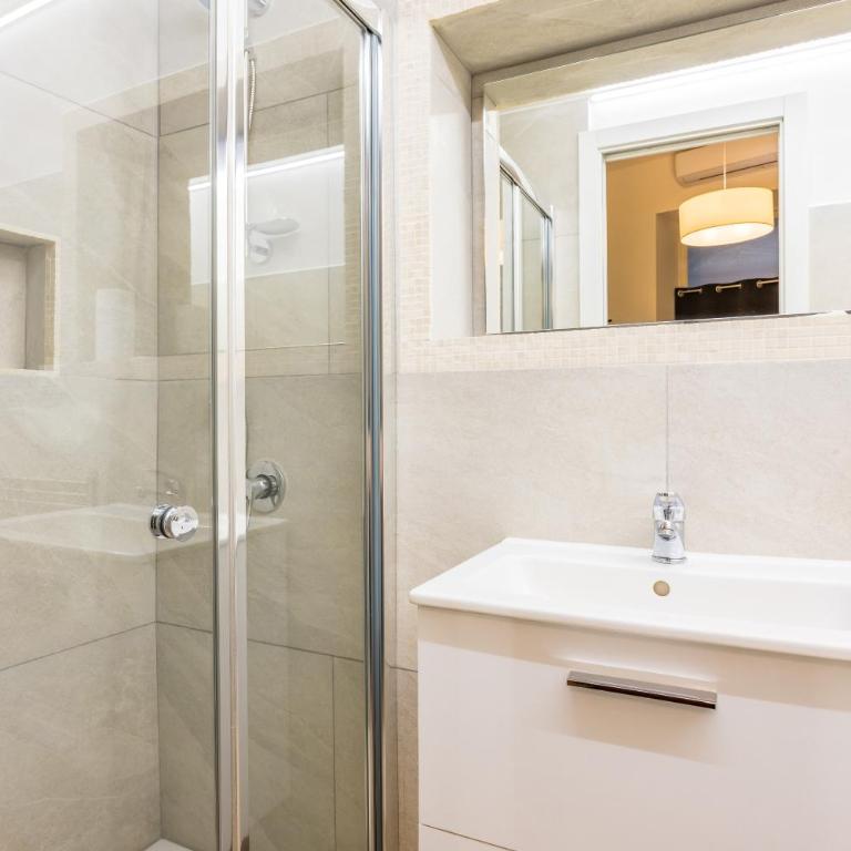 Lioy 25 by Napoliapartments - Camera Matrimoniale con Bagno Privato - 12