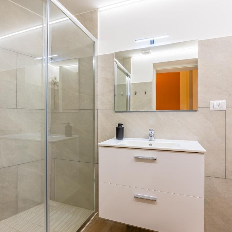 Lioy 25 by Napoliapartments - Camera Matrimoniale con Bagno Privato - 14