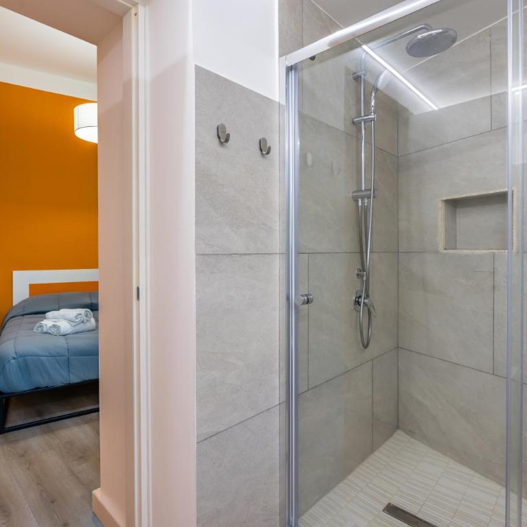 Lioy 25 by Napoliapartments - Camera Matrimoniale con Bagno Privato - 11