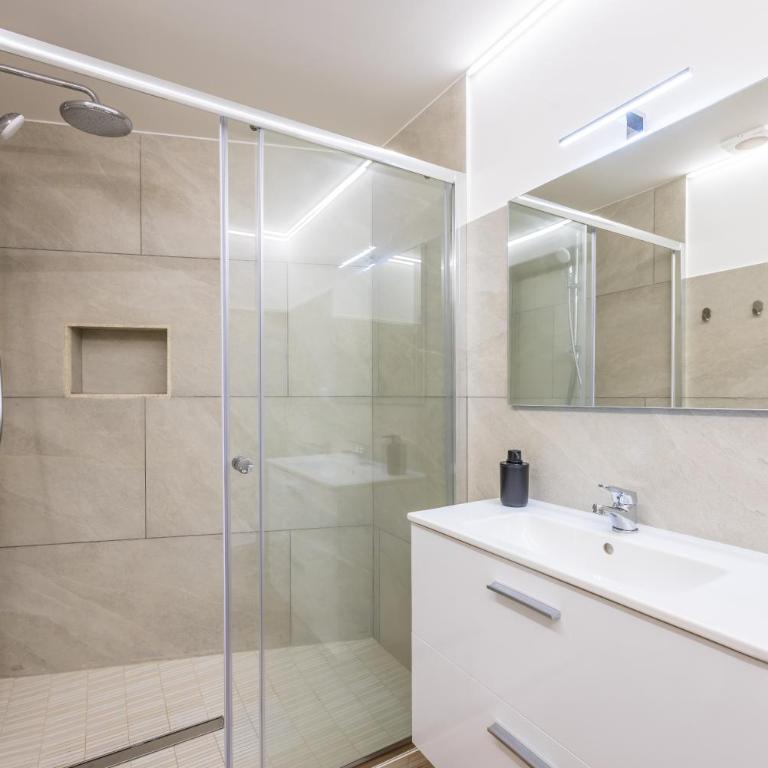 Lioy 25 by Napoliapartments - Camera Matrimoniale con Bagno Privato - 16
