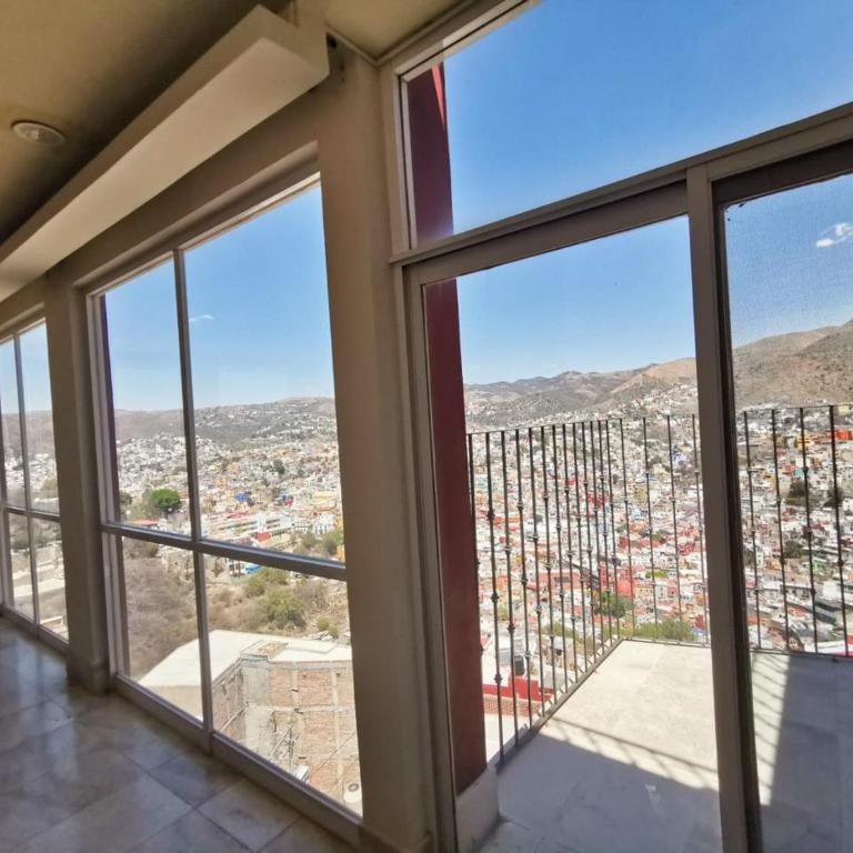 La Vista - Suite with City View - 9