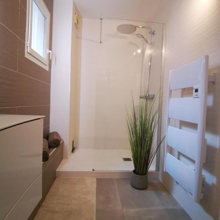 Appartement 90 m2 avec parking terrasse balcons, proche du port et plages - Apartment mit 2 Schlafzimmern - 26