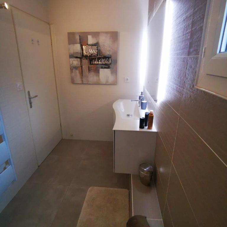 Appartement 90 m2 avec parking terrasse balcons, proche du port et plages - Apartment mit 2 Schlafzimmern - 29