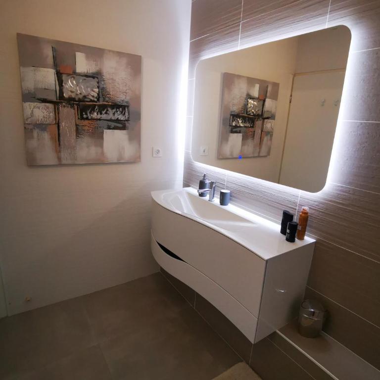 Appartement 90 m2 avec parking terrasse balcons, proche du port et plages - Apartment mit 2 Schlafzimmern - 28