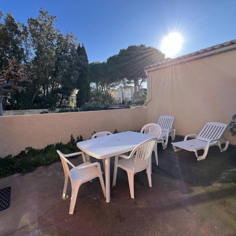 Villa T3 avec terrasse, 6 couchages, proche plage et commerces, quartier calme, parking privé - FR-1-81-365 - Villa - 1