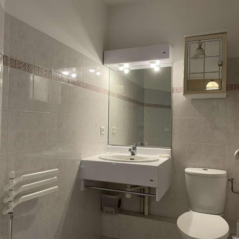 Appartement 2P à Juan les Pins : emplacement idéal, parking, terrasses, proche plage et commerces - FR-1-252-188 - Appartement - 7