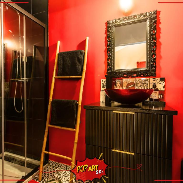 LOFT "POP ART 50's" - Cinéma rétroprojecteur - WIFI Fibre - Borne arcade 5000 jeux - Réalité virtuelle - 2 lits doubles -IDÉAL PROFESSIONNEL & FAMILLE à Saint Etienne - Apartment mit 1 Schlafzimmer - 23