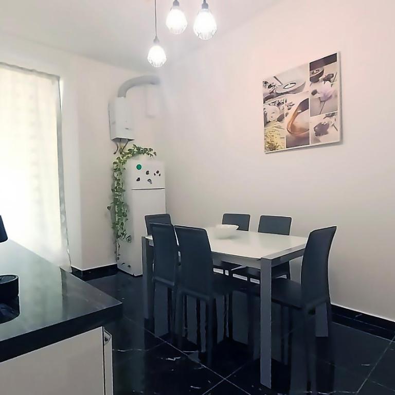Tra centro e mare - Intero appartamento con parcheggio - Three-Bedroom Apartment - 8