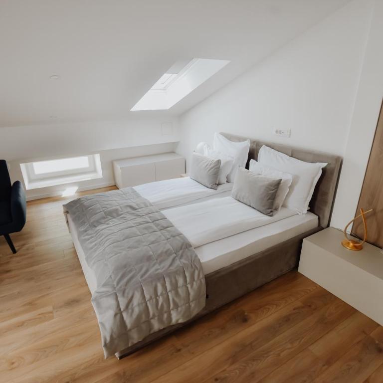 Lux City Apartments & Rooms - Deluks Soba s Bračnim Krevetom i Pomoćnim Ležajem - 4