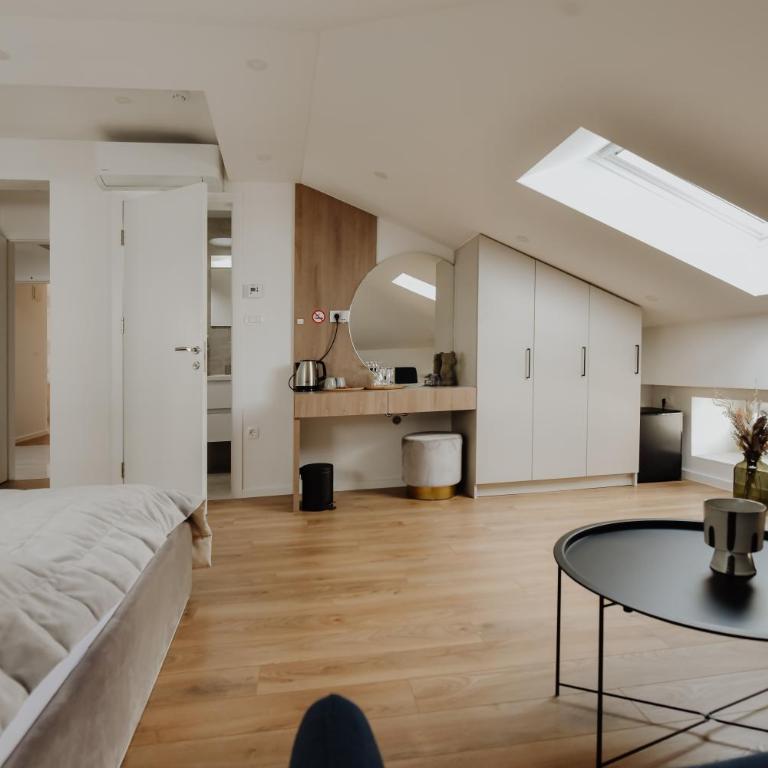 Lux City Apartments & Rooms - Deluks Soba s Bračnim Krevetom i Pomoćnim Ležajem - 8