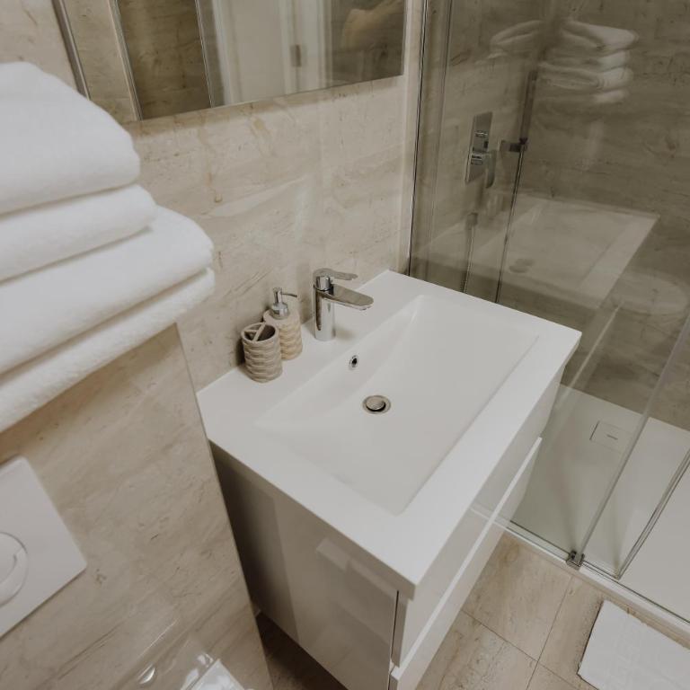 Lux City Apartments & Rooms - Deluks Soba s Bračnim Krevetom i Pomoćnim Ležajem - 12