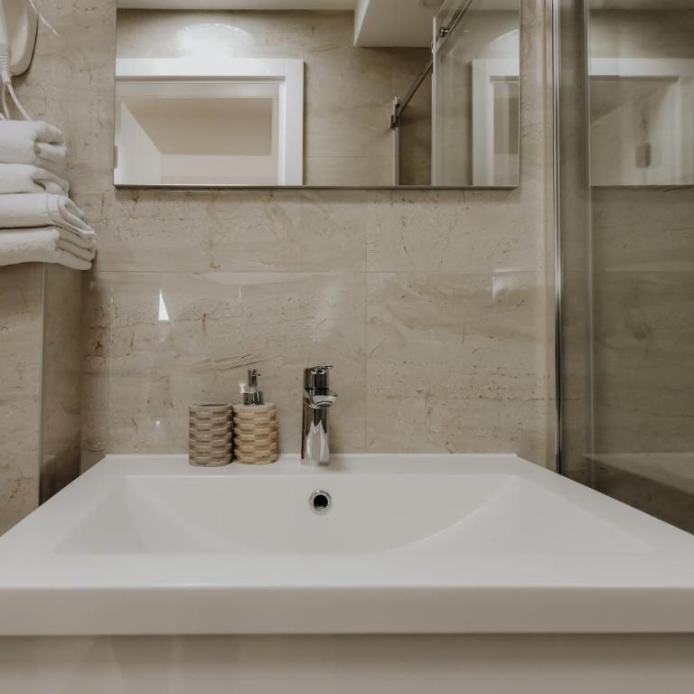 Lux City Apartments & Rooms - Deluks Soba s Bračnim Krevetom i Pomoćnim Ležajem - 11