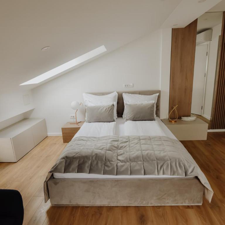 Lux City Apartments & Rooms - Deluks Soba s Bračnim Krevetom i Pomoćnim Ležajem - 13