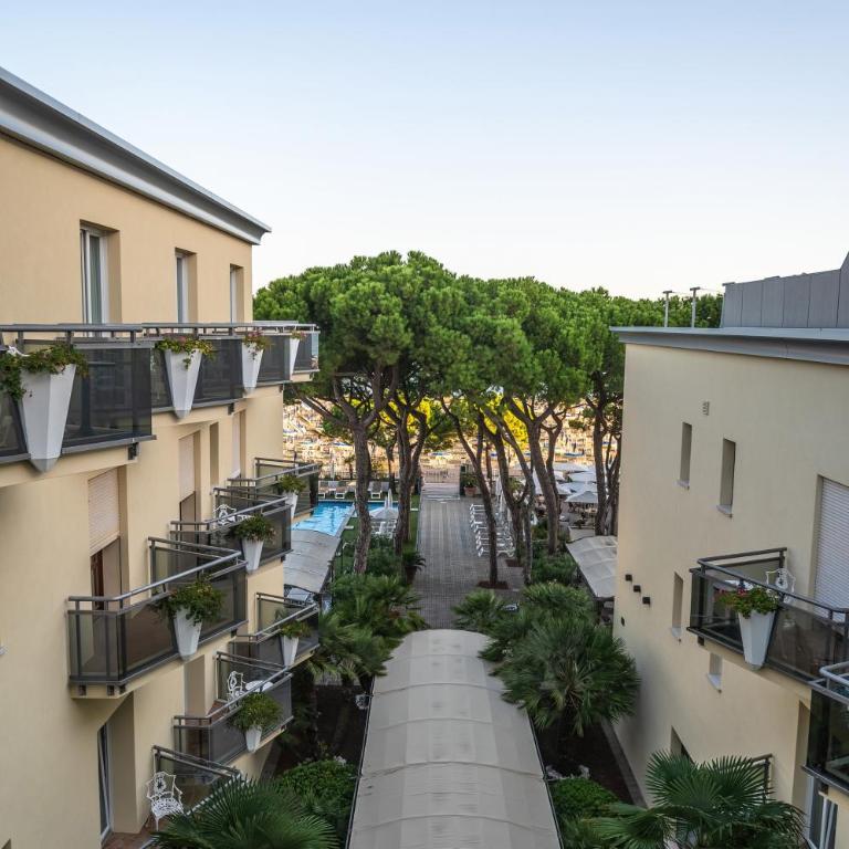 Hotel Excelsior - Deluxe Quadruple Room with Balcony Partial Sea View - 1