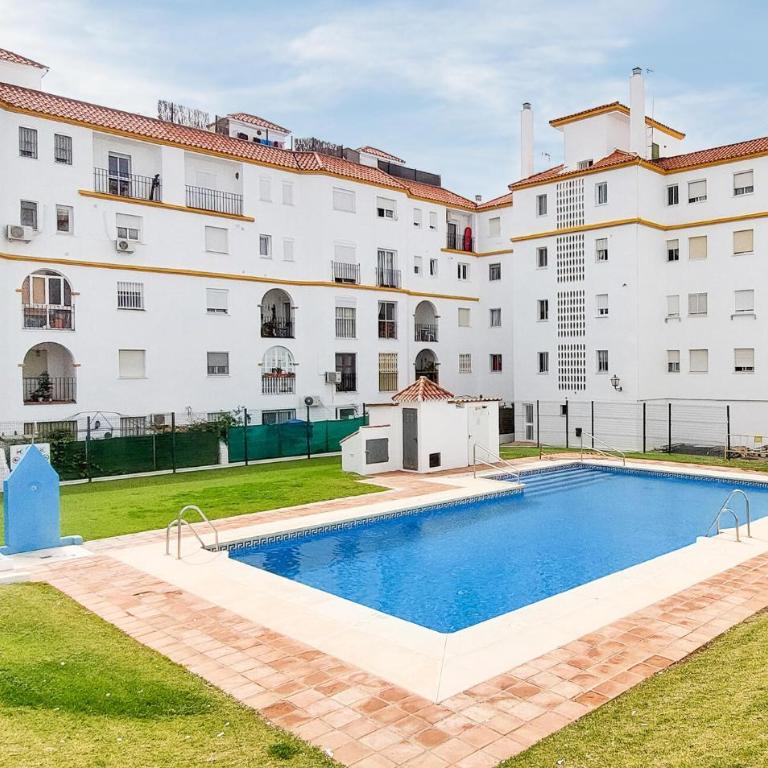 4 Bedroom Pet Friendly Apartment In Estepona - Apartamento con 4 dormitorios - 1